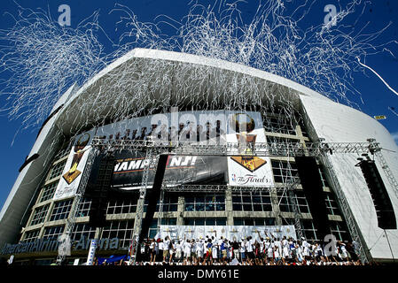 Jun 23 2006, Miami, FL, USA ; Banderolles descendu près du toit de l'American Airlines Arena, alors que l'équipe du championnat la bannière est dévoilé. Crédit obligatoire : Photo par Damon Higgins/Palm Beach Post/ZUMA Press. (©) Copyright 2006 par Palm Beach Post Banque D'Images