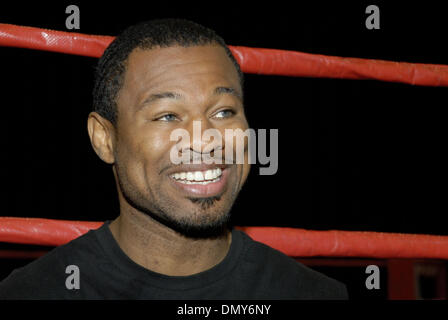 Mai 11, 2006, à Las Vegas, NV, USA ; Champion WBO Super 'Sugar' SHANE MOSLEY se prépare pour son prochain match le 15 juillet contre 'féroces' Fernando Vargas au MGM Grand Garden Arena de Las Vegas au Nevada. Mosley a défait Vargas en Février avec un dixième tour arrêt de travail. Crédit obligatoire : Photo par Rob DeLorenzo/ZUMA Press. (©) Copyright 2006 par Rob DeLorenzo Banque D'Images