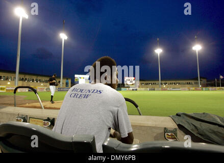 Jul 12, 2006 ; Jupiter, en Floride, USA ; Roger Dean stade de l'équipage. Sur la photo : motifs Assistant keeper JOHNNY SIMMONS attend la fin de la cinquième manche pour fin afin qu'il puisse faire glisser le champ. Crédit obligatoire : Photo par Allen Eyestone/Palm Beach Post/ZUMA Press. (©) Copyright 2006 par Palm Beach Post Banque D'Images