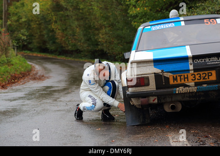 Pilot contrôle la pression des pneus au cours d'une voiture de course de rallye. Course de rallye du condroz en Belgique, 2013 Banque D'Images