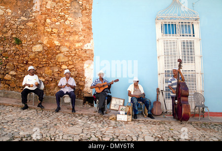 Musiciens de rue Cuba; groupe cubain jouant de la musique dans la rue, Trinidad Cuba, Amérique latine des Caraïbes; - exemple du style de vie de cuba Banque D'Images