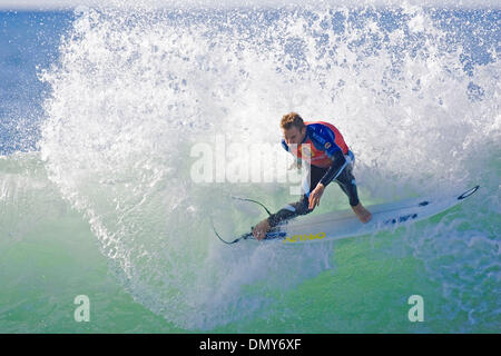 Jul 15, 2006 ; Jeffreys Bay, Eastern Cape, Afrique du Sud ; TOM WHITAKER (Sydney, NSW, Australie) (photo) a gagné 2 000 $ US pour la meilleure courbe unique monté au cours de l'Expression Session favorise qui fait partie de la Billabong Pro à Jeffresy Bay aujourd'hui. Une houle et incompatible surfez les organisateurs du concours forcé de reporter l'événement principal de la journée comme une nouvelle houle est prévue pour début Banque D'Images