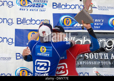 Juillet 22, 2006 ; Jeffreys Bay, Eastern Cape, Afrique du Sud ; 2006 Billabong Pro Champion MICK FANNING (Aubange, NSW, Australie) est félicité par ami et runner-up TAJ Burrow (Australie) dans Jeffreys Bay aujourd'hui. Fanning posté sa première victoire cette saison en remportant le terrier d'une chaleur en deux temps total de 16,90 (sur 20) à s'enfouir's 16,00. La 22e Billabong Pro, Je Banque D'Images