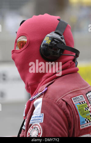 Juil 30, 2006 ; San Jose, CA, USA ; Pit Crew membres travaillent au cours de la 2006 San Jose Grand Prix des voitures sur un champ 2.3km, 7-tour street circuit. Crédit obligatoire : Photo par Jérôme Brunet/ZUMA Press. (©) Copyright 2006 by Jerome Brunet Banque D'Images