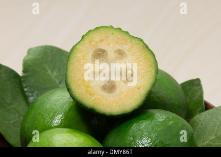 L'ananas feijoa goyave ou fruit et feuilles sur une table en marbre Banque D'Images