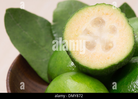 L'ananas feijoa goyave ou fruit et feuilles sur une table en marbre Banque D'Images