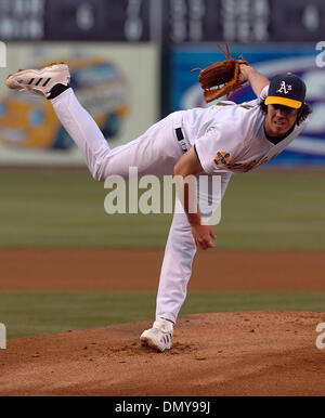Aug 11, 2006 ; Oakland, CA, USA ; Oakland Athletics pitcher Dan Haren,# 24 emplacements, contre les Tampa Bay Devil Ray's dans la 1ère manche de leur jeu le Vendredi, Août 11, 2006 chez McAfee Coliseum à Oakland, Californie crédit obligatoire : Photo par Jose Carlos Fajardo/Contra Costa Times/ZUMA Press. (©) Copyright 2006 par Contra Costa Times Banque D'Images
