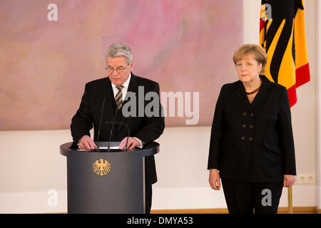 Berlin, Allemagne. Décembre 17th, 2013. Les nouveaux ministres sont nommés par le Président Joaquim allemand Gauck de côté la nouvelle chancelière allemande, Mme Merkel a Bellevue à Berlin. / Photo : la Chancelière Angela Merkel (CDU), Chancelier et Président Joaquim Gauck. Banque D'Images