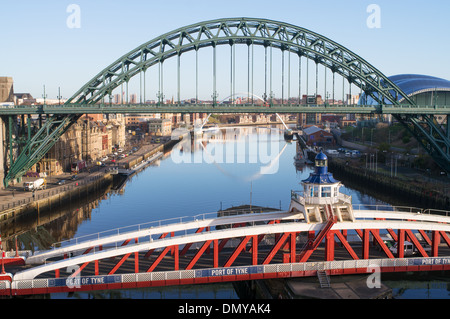 Newcastle Upon Tyne, Swing, et Millennium ponts sur la rivière Tyne North East England, UK Banque D'Images