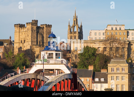 Newcastle sur Tyne skyline, le château, la cathédrale, pont tournant, Angleterre du Nord-Est, Royaume-Uni Banque D'Images