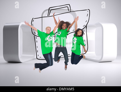Image composite des activistes environnementaux et saut smiling Banque D'Images
