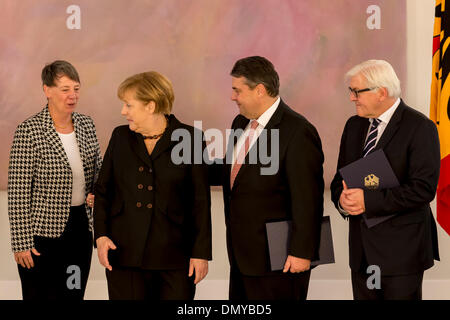 Berlin, Allemagne. Décembre 17th, 2013. Les nouveaux ministres sont nommés par le Président Joaquim allemand Gauck de côté la nouvelle chancelière allemande, Mme Merkel a Bellevue à Berlin. / Photo : Barbara Hendricks (SPD), Ministre de l'environnement et la construction, la chancelière Angela Merkel (CDU), Chancelier, Sigmar Gabriel (SPD), Ministre de l'économie et de l'Énergie, Frank-Walter STEINMEIER (SPD), Ministre des affaires étrangères, Banque D'Images