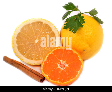 Citron, mandarine, cannelle et le persil isolé sur fond blanc Banque D'Images