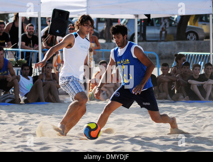 Rafa Nadal jouant au football dans une plage de Majorque. Banque D'Images