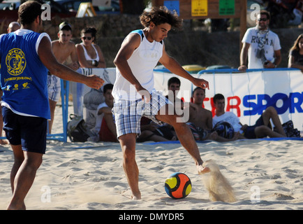 Rafa Nadal jouant au football dans une plage de Majorque. Banque D'Images