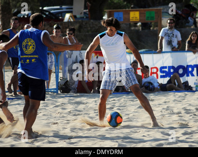 Rafa Nadal jouant au football dans une plage de Majorque. Banque D'Images