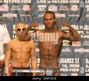 15 Sep 2006, à Las Vegas, NV, USA ; JORGE BARRIOS pèse pour son match contre JOAN GUZMAN au MGM Grand de Las Vegas. Crédit obligatoire : Photo par Rob DeLorenzo/ZUMA Press. (©) Copyright 2006 par Rob DeLorenzo Banque D'Images