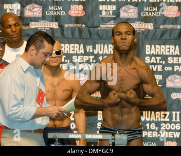 15 Sep 2006, à Las Vegas, NV, USA ; JORGE BARRIOS pèse pour son match contre JOAN GUZMAN au MGM Grand de Las Vegas. Crédit obligatoire : Photo par Rob DeLorenzo/ZUMA Press. (©) Copyright 2006 par Rob DeLorenzo Banque D'Images