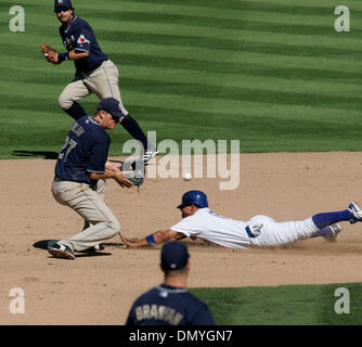 Sep 17, 2006 ; Los Angeles, CA, USA ; MLB baseball : des Dodgers de Los Angeles (15) RAFAEL FURCAL diapositives à la deuxième base contre les San Diego Padres au Dodger Stadium à Los Angeles Californie Dimanche 17 Septembre 2006 Crédit obligatoire : Photo par Armando Arorizo/ZUMA Press. (©) Copyright 2006 by Arorizo Banque D'Images