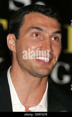 Sep 19, 2006 ; New York, NY, USA ; Heavyweight Champion du Monde Wladimir Klitschko à la conférence de presse pour annoncer son prochain combat avec Calvin Brock le 11 novembre 2006 au Madison Square Garden. Crédit obligatoire : Photo par Nancy/Kaszerman ZUMA Press. (©) Copyright 2006 by Kaszerman Banque D'Images