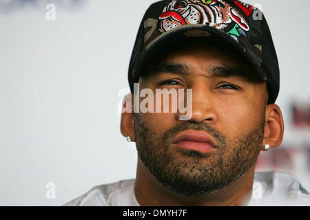 Sep 21, 2006 ; San Antonio, TX, USA ; FRES OQUENDO lors d'une conférence de presse pour annoncer son prochain combat contre Evander Holyfield à l'Alamodome le Jeudi, 21 septembre 2006. La lutte est prévue pour le 24 novembre. Crédit obligatoire : Photo par Jerry Lara/San Antonio Express-News/ZUMA Press. (©) Copyright 2006 par San Antonio Express-News Banque D'Images