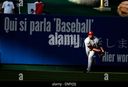 Oct 03, 2006, Anaheim, CA, USA ; Astros de Houston à partir lanceur ROGER CLEMENS au cours de la World Baseball Classic à Anaheim, Californie le 16 mars 2006. Clemens est parmi les six joueurs liés à l'utilisation de substances améliorant la performance par un ancien coéquipier, le Los Angeles Times a rapporté le dimanche. Crédit obligatoire : Photo par Armando Arorizo/ZUMA Press. (©) Copyright 2006 by Aroriz Banque D'Images