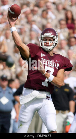 14 Oct 2006, College Station, TX, USA ; NCAA Football : Texas A&M'S Stephen McGee passe contre New York Samedi 14 Octobre, 2006 à Kyle Field à College Station. Texas A&M a gagné 25-19. Crédit obligatoire : Photo par EA Ornelas/San Antonio Express-News/ZUMA Press. (©) Copyright 2006 par San Antonio Express-News Banque D'Images