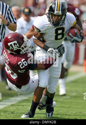 14 Oct 2006, College Station, TX, USA ; NCAA Football : Missouri's Jared Perry tente de secouer les attaquer de la Texas A&M'S Devin Gregg Samedi 14 Octobre, 2006 à Kyle Field à College Station. Crédit obligatoire : Photo par EA Ornelas/San Antonio Express-News/ZUMA Press. (©) Copyright 2006 par San Antonio Express-News Banque D'Images