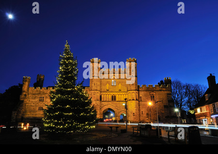 Battle Abbey, Battle, East Sussex courts à l'époque de Noël, avec la lune et l'arbre de Noël Banque D'Images