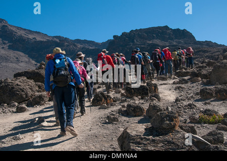 Un groupe approche du camp final à Barafu sur la route Machame sur Kilimandjaro Banque D'Images