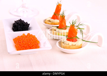 Lachsrollchen fumé sur pain blanc avec caviar, horizontal Banque D'Images