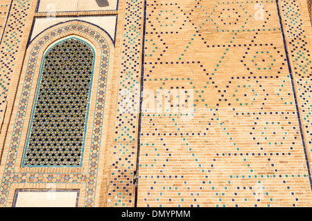 Fenêtre et mur d'Ulugh Beg Madrasah, également connu sous le nom de Ulugbek Madrasah, place du Registan, Samarkand, Ouzbékistan Banque D'Images
