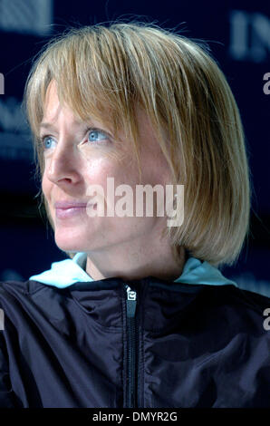 31 Oct 2006, Manhattan, NY, USA ; 2006 New York City Marathon conférence de presse avec Deena Kastor à Tavern on the Green dans Central Park près de la ligne d'arrivée. Kastor, 33, de Mammoth Lakes, CA est le médaillé de bronze aux Jeux Olympiques de 2004 dans le marathon et est préférable d'être la première femme américaine à remporter le marathon de New York en trois décennies, Kastor est également la première femme américaine à Pause 14:20 Banque D'Images