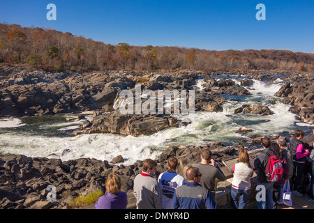 GREAT FALLS, Maryland, Etats-Unis - les gens à Grand Falls donnent sur le fleuve Potomac dans le C&O Canal National Historic Park. Banque D'Images