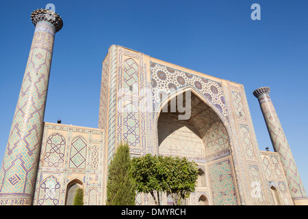 Ulugh Beg Madrasah, également connu sous le nom de Ulugbek Madrasah, place du Registan, Samarkand, Ouzbékistan Banque D'Images