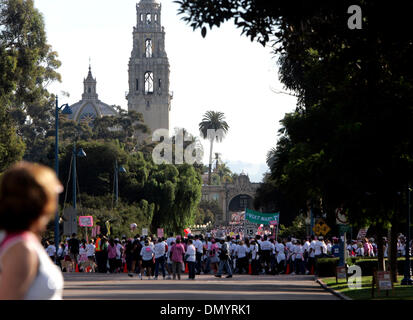 Nov 05, 2006 ; San Diego, CA, USA ; un participant à la course de Susan G. Komen for the Cure, regards vers le bas d'El Prado où coureurs et marcheurs d'encrasser les pont Cabrillo dans Balboa Park pendant l'événement de dimanche, qui a eu lieu le 5 novembre à Hillcrest. Crédit obligatoire : Photo par Laura Embry/San Diego Union-Tribune/ZUMA Press. (©) Copyright 2006 par San Diego Union-Tribune Banque D'Images