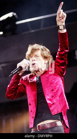 Nov 06, 2006 ; Oakland, CA, USA ; Mick Jagger et les Rolling Stones au McAfee Coliseum d'Oakland. Les pierres terminer la dernière étape de leur tournée Bigger Bang. Crédit obligatoire : Photo de John Green/Oakland Tribune/ZUMA Press. (©) Copyright 2006 par Oakland Tribune Banque D'Images