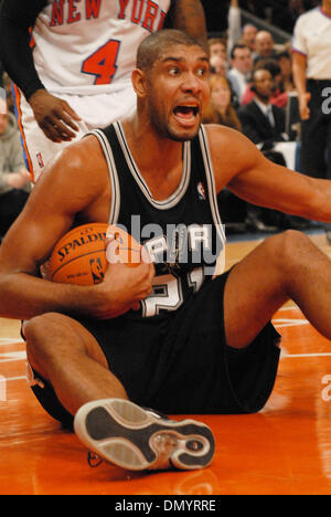 Nov 06, 2006 ; New York, NY, USA ; TIM DUNCAN, du San Antonio Spurs pendant le match contre les New York Knicks au Madison Square Garden de New York. Spurs a gagné le match 105-93. Crédit obligatoire : Photo par Jeffrey Geller/ZUMA Press. (©) Copyright 2006 by Jeffrey Geller Banque D'Images