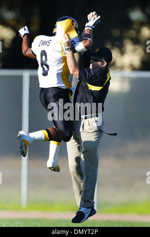 Nov 09, 2006 ; Hayward, CA, USA ; TROY EVANS célèbre son premier touché du match avec l'entraîneur-chef CASEY MORENO durant leur match contre Tennyson Jeudi 9 novembre 2006 à Hayward en Californie. Crédit obligatoire : Photo par Aric Crabb/l'Oakland Tribune/ZUMA Press. (©) Copyright 2006 par l'Oakland Tribune Banque D'Images