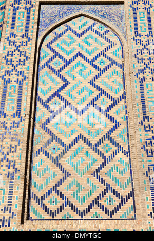 Luminaires muraux sur avant d'Ulugh Beg Madrasah, également connu sous le nom de Ulugbek Madrasah, place du Registan, Samarkand, Ouzbékistan Banque D'Images