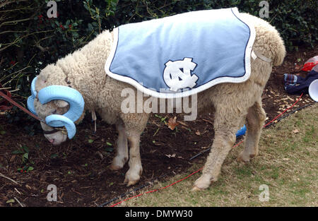 Nov 18, 2006 ; Chapel Hill, NC, USA ; NCAA Football : Le Carolina Tarheels Mascot Ram prend un moment pour prendre une collation comme l'Université de Caroline du Nord Tarheels hébergé leur dernier match au stade de Kenan contre l'Université North Carolina State Wolfpack. Le Tarheels a gagné le match avec un score de 22 à 9. C'était le dernier match à domicile pour la Carolina Tarheels Headcoach John Bunti Banque D'Images