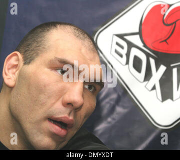 Nikolai Valuev - champion de boxe WBA poids super lourds lors de la conférence de presse à St.Petersburg-Russia. 22 décembre 2005(Image Crédit : © PhotoXpress/ZUMA Press) RESTRICTIONS : l'Amérique du Nord et du sud de l'homme SEULEMENT ! Banque D'Images