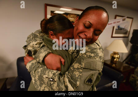 Washington, District of Columbia, US, USA. 25Th Dec 2013. Le Sgt.SHANNAN BARKDALE est devenu émotif et obtient une accolade par autre soldat CHARNICE EAUX à la DC Armory au cours d'une cérémonie de retrouvailles pour près de 50 soldats du D.C.'s Army National Guard 372e Bataillon de la Police militaire. Les deux soldats étaient de retour de 10 mois de déploiement à Guantanamo Bay, Cuba, à l'appui de l'opération Enduring Freedom. Bon nombre des militaires ont déployé au moins une fois auparavant, et neuf agents de police alors que sas pas sur le devoir militaire. Credit : Miguel Juarez Lugo/ZUMAPRESS.com/Alamy Live News Banque D'Images