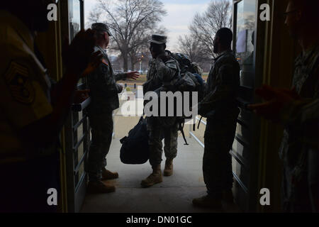 Washington, District of Columbia, US, USA. 25Th Dec 2013. Un soldat est accueilli par ses collègues à l'guardmen DC Armory au cours d'une cérémonie de retrouvailles pour près de 50 soldats du D.C.'s Army National Guard 372e Bataillon de la Police militaire. Les soldats étaient de retour d'un déploiement de 10 mois à Guantanamo Bay, Cuba, à l'appui de l'opération Enduring Freedom. Bon nombre des militaires ont déployé au moins une fois auparavant, et neuf agents de police alors que sas pas sur le devoir militaire. Credit : Miguel Juarez Lugo/ZUMAPRESS.com/Alamy Live News Banque D'Images