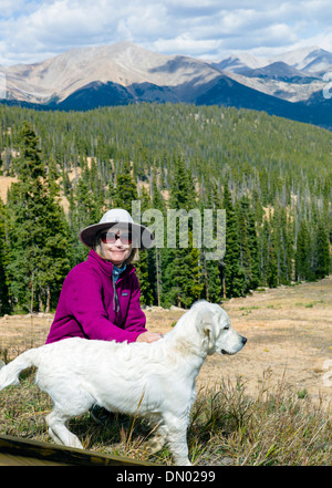 Femme de couleur platine et Golden Retriever dog randonnées au Monarch Mountain, Colorado, USA Banque D'Images