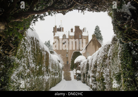 Le Château de Crathes avec jardin en couverture de neige en hiver appartenant aux tourelles d'NTSwith Banque D'Images
