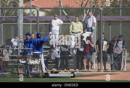 20 févr. 2009 - Mesa, Arizona, USA - Chicago Cub fans regarder les joueurs à la pratique durant l'entraînement de printemps, à la Mesa's Fitch Park en Arizona. (Crédit Image : © Darryl Webb/East Valley Tribune/ZUMA Press) Banque D'Images