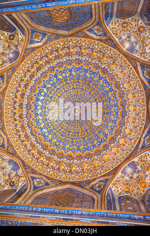 Plafond décoratif, Tilla Kari Madrasah, également connu sous le nom de Tillya Kari Madrasah, place du Registan, Samarkand, Ouzbékistan Banque D'Images