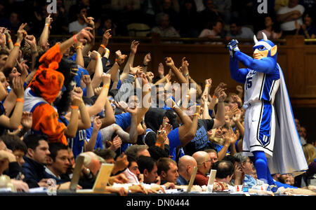 Feb 22, 2009 - Durham, North Carolina, USA -Le Duke Blue Devil mascot lance les 'fous' Cameron dans la seconde moitié du match entre le démon de Wake Forest Decons et le Duke Blue Devils à Cameron Indoor Stadium. Duc a gagné le match 101-91. (Crédit Image : © Steve digues/ZUMA Press) Banque D'Images