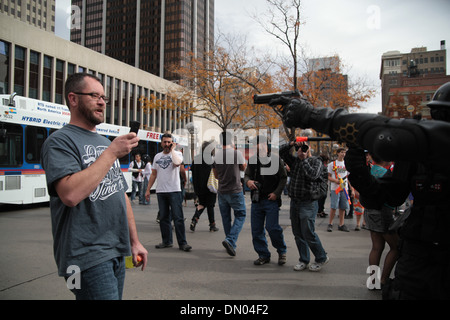 Man talking on cellphone photo d'un zombie killer Banque D'Images